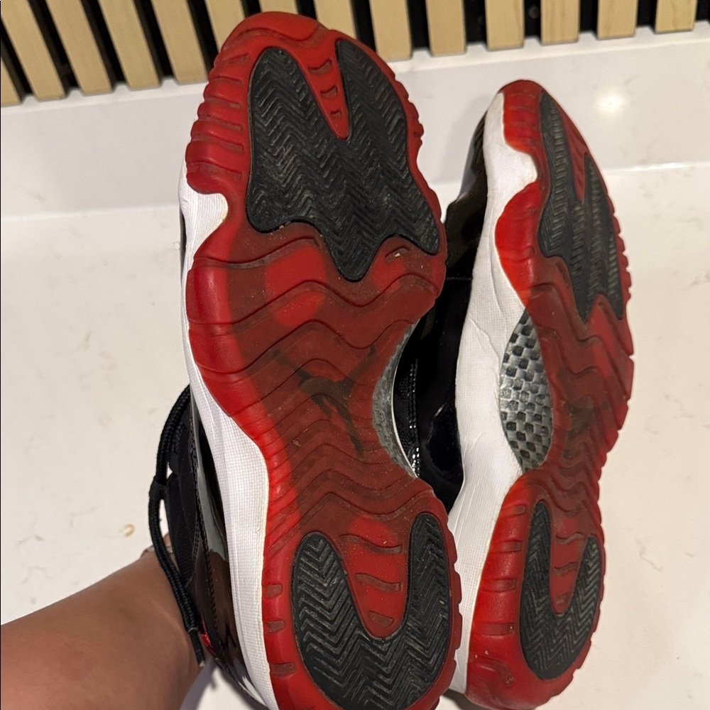 Jordan 11’s high top (Bred) - Picture 6 of 14
